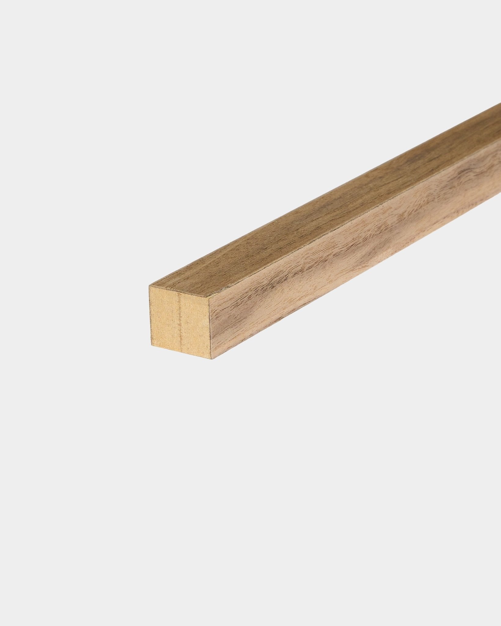 WoodUpp End Lamella in walnoot, 2,2 cm diameter, glad afgewerkte houten staaf voor gebruik met Akoestisch paneel-wanden of installaties met een MDF-frame.